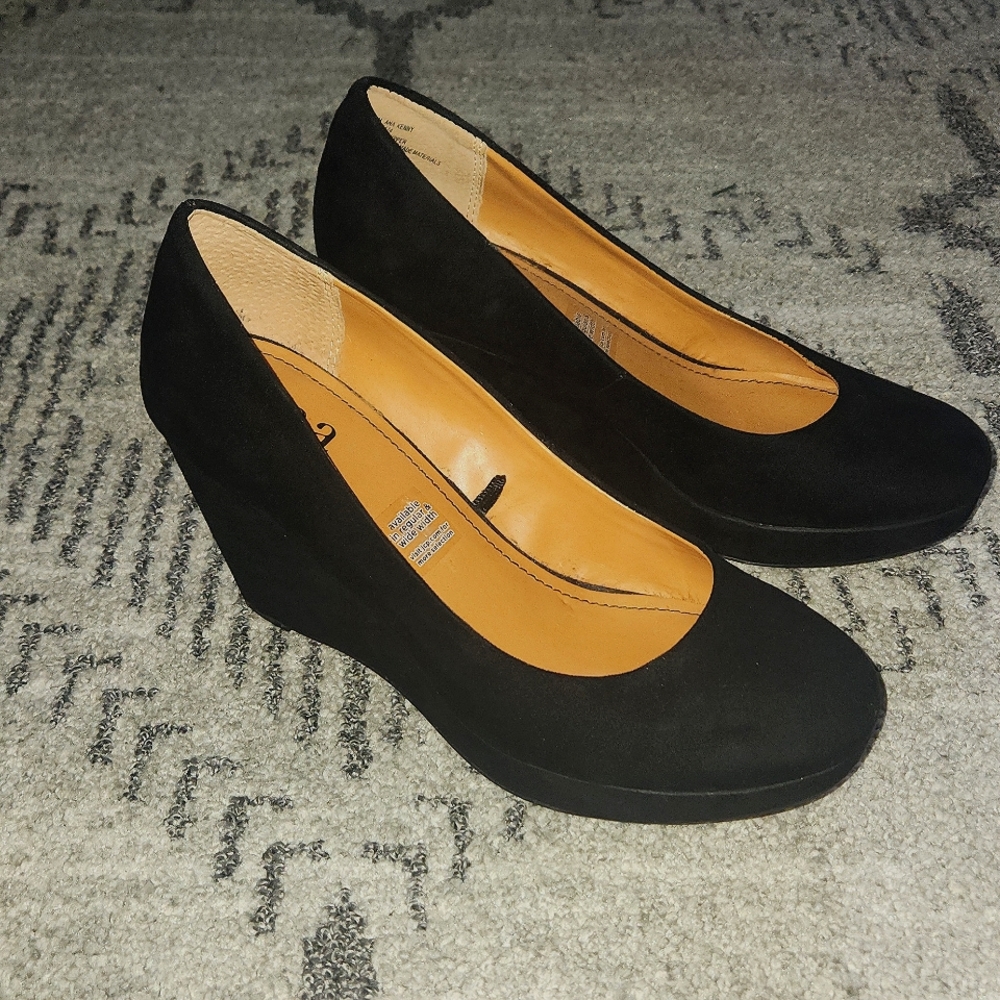 Size 8 women's black wedges